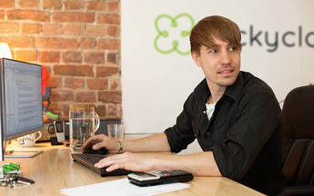 Luc Mader, the founder of luckycloud, is sitting at his desk working.