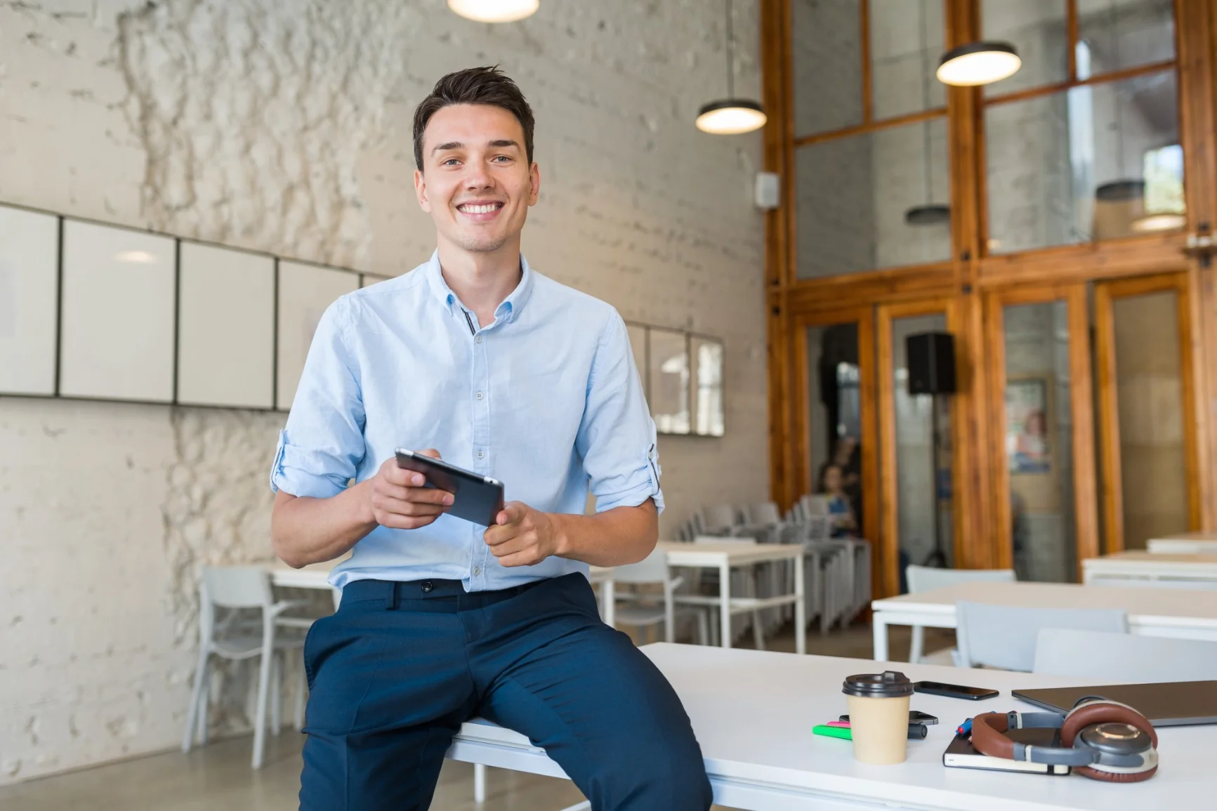 luckycloud for startups_sole proprietor cloud solution: Young man sits with tablet in coworking space, symbolises trust and personal advice from luckycloud