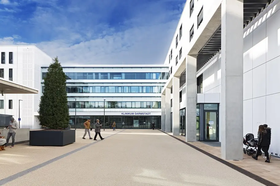 Front view of the Klinikum Darmstadt with entrance area and driveway.