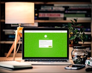 luckycloud Einlogscreen auf Laptop auf Tisch