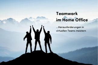 Auf einem Berggipfel stehen drei Menschen. Auf dem Bild steht Teamwork im Home Office... Herausforderungen meistern