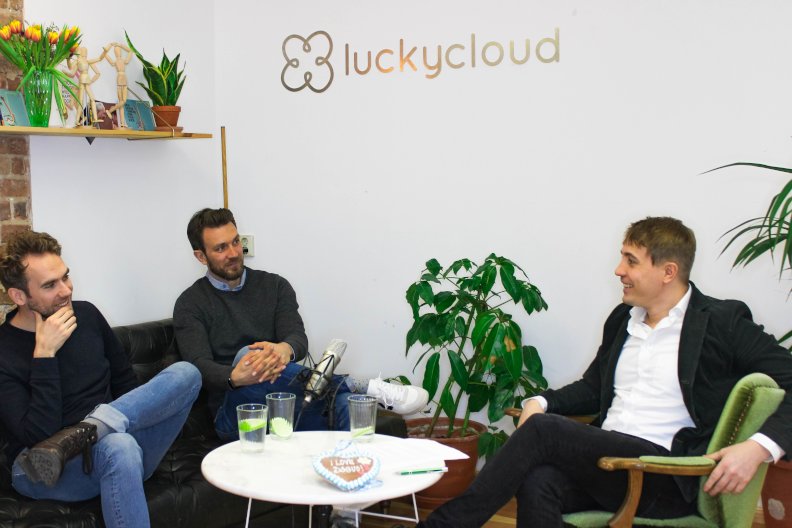 Luc Mader, Gruender von luckycloud, im Interview mit zwei Personen von fresh compliance