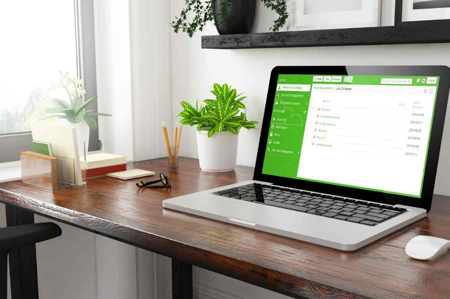 On a desk in a light-flooded room stands a laptop on which the luckycloud is open