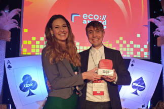 Luc Mader, Gruender von luckycloud, haelt den Eco Award 2019 in seinen Haenden. Neben ihm steht eine jung Frau.