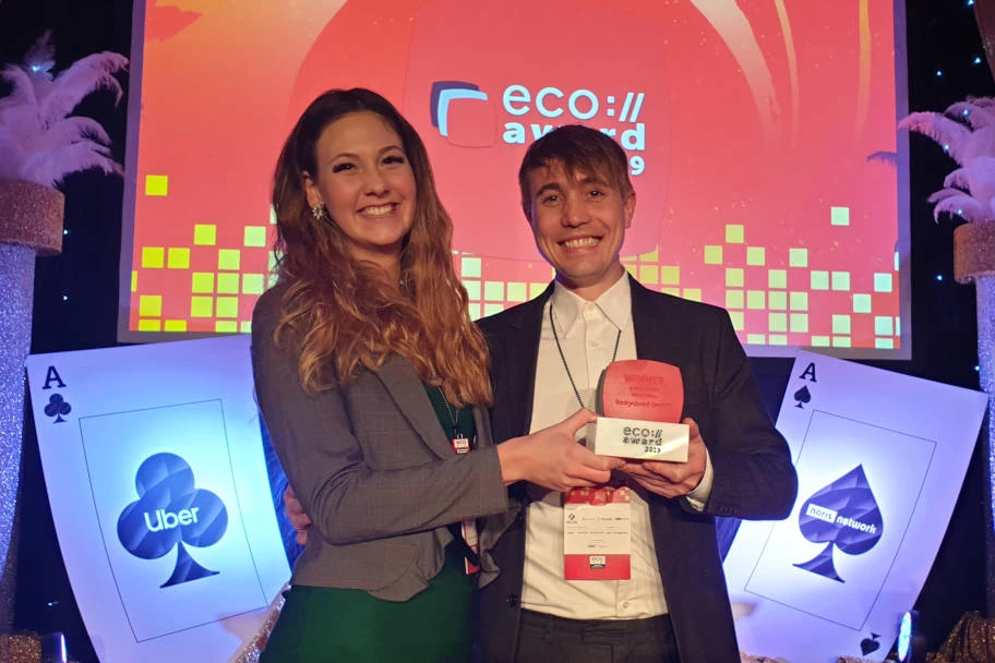 Luc Mader, founder of luckycloud, holds the Eco Award 2019 in his hands. Next to him is a young woman.