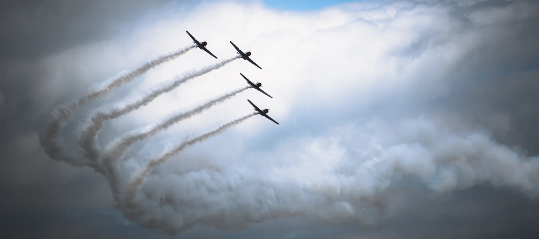 Vier Jets fliegen am wolkigen Himmel, entdecke die souveräne Cloud von luckycloud