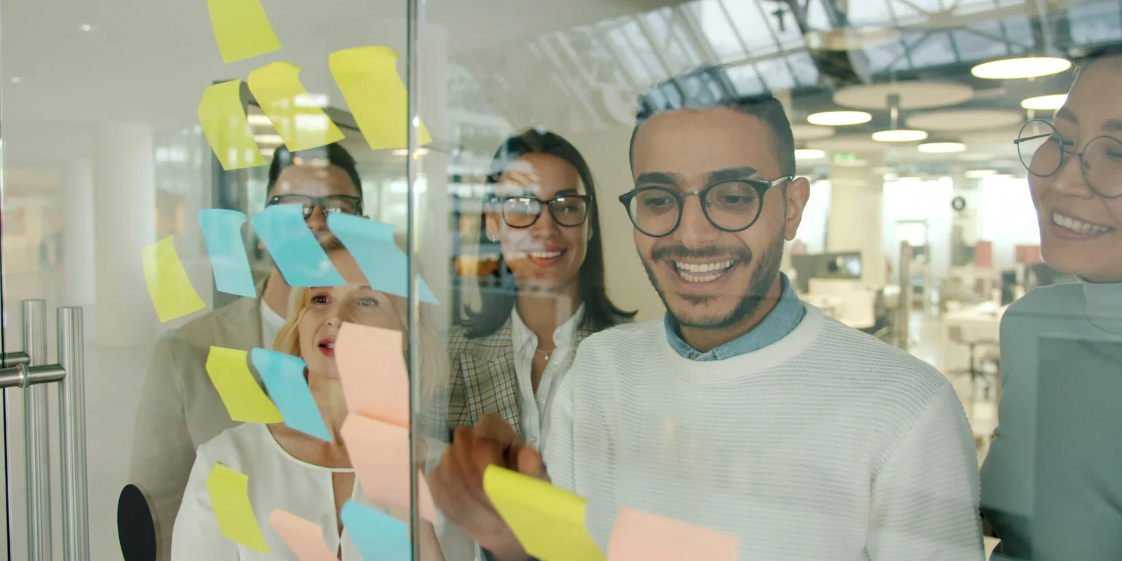 Team plant digitale Arbeitsprozesse in einer Windows-Umgebung mit Business-Cloud-Lösungen von luckycloud