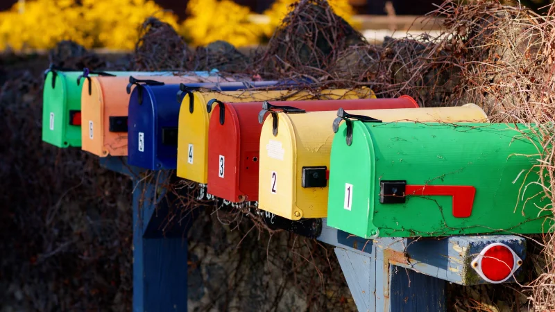 Bunte Briefkästen - Symbolbild für E-Mail Provider wechseln mit eigener Domain bei luckycloud