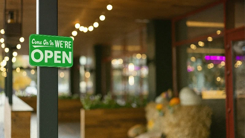 Grünes Schild mit der Aufschrift We're open der Open-Source-Cloud luckycloud