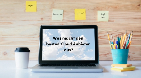 Blick auf einen geoeffneten Laptop. Auf dem Bildschirm steht: "Was macht den besten Cloud-Anbieter aus?"