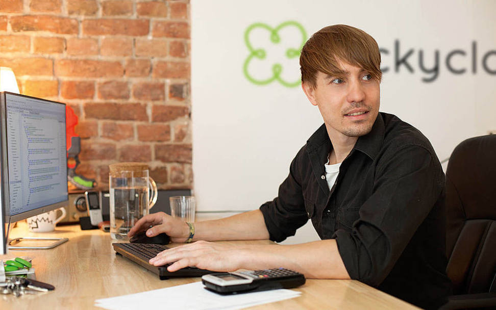 luckycloud Mitarbeiter arbeitend am Pc